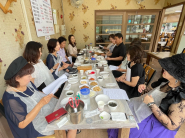 주민자치센터 강사와 간담회를 진행하고 있습니다.