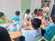 세류지역아동센터에서 아동들이 손뜨개질을 배우고 있는 모습