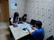 정자1동 복지 담당자와 틀니제작 및 후원에 참여한 참조은치과 원장이 치료과정에 대해 논의하고 있다.