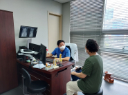 제이에스병원 유창훈 원장이 김00님과 진료하는 모습