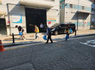 곡선동 직원과 안룡초등학교 학교운영위원회가 '깨끗한 통학로 만들기 캠페인'을 진행하고 있다.