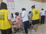 조원1동 새빛돌보미가 어르신들 건강검진에 동행보조를 하는 모습