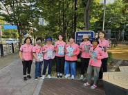 수원시 장안구 여성민방위대가 동신어린이공원에서 '어린이 안전지킴이' 캠페인 활동을 하고 있다