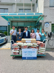 수원시 학원연합회에서 세류3동행정복지센터에 백미와 학습교구를 전달하고 있고 있음. 