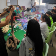 세류3동 지역사회보장협의체 재능있어빌리티사업으로 손뜨개질을 진행하고 있음