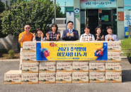 세류1동 하나님의 교회 관계자들과 양은미 동장이 전달식 후 기념촬영을 했다.