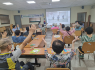 어르신들이 치매예방 체조를 하고 있다.