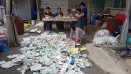 입북동 통장들이 우유팩 재활용작업을 하고 있다