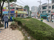 권선2동 맛고을상가연합회와 함께 화단정비 