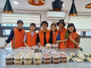 지역사회보장협의체 위원들이 함께 만든 반찬