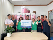 세류3동 새마을협의회에서 세류3동 행정복지센터에 롤휴지를 전달하고 있음.  