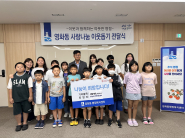 창성사지역아동센터가 수익금을 기부하고 있다.
