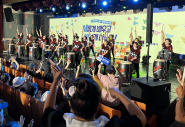 제17회 수원시 평생학습축제 동아리 경연대회 '원천동 먼내난타'팀이 공연 중이다.