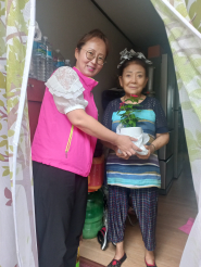 세류3동 지역사회보장협의체에서 힐링정원사업으로 홀몸 어르신에게 반려식물을 전달하고 있다. 