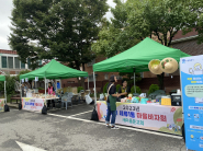 세류1동 제2회 마을바자회에서 주민자치회와 새마을문고 회원님들이 물품을 준비하고 있는 모습.