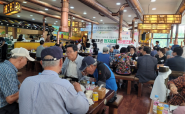 정자2동 경로잔치에 참석한 어르신들이 식사를 하고 있다. 
