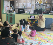 민간 전문가가 지진대피 교육을 실시하고 있다.