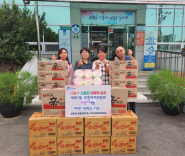 세류1동 박선화 주민자치회 부회장과 양은미 동장이 전달식 후 기념촬영을 했다.