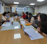 세류3동에서 위기가구 문제해결을 위한 통합사례회의를 진행하고 있다. 