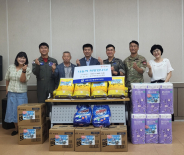 사진설명) 세류2동 ‘공군 제10전투비행단’후원품 전달 행사 진행 모습