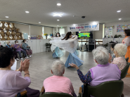 권선구 복조리공연단이 어르신들을 위한 벨리댄스 공연을 선보이고 있다.