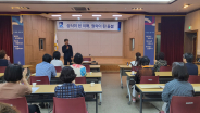 화서2동 행정복지센터 대강당에서 백종덕 강사가 치매교육을 하는 모습.