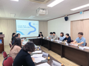 송죽동 행정복지센터에서 관계기관 실무자들이 모여 통합사례회의를 진행하고있다.