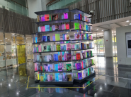 수백 점의 디지털 책을 육각형 탑 모양으로 쌓아 올렸다. 