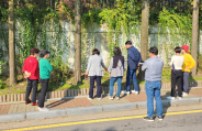 조원2동 단체장협의회에서 손바닥정원 예찰을 실시하고 있다.