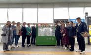 마을지도 설치 후 한국철도공사 관계자들과 율천동 주민자치회위원들이 함께 사진을 찍고 있다.