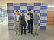 SK청솔노인복지관 관계자와 한국주택금융공사 경기남부지사 관계자가 온누리상품권 전달식을 기념하고 있다.