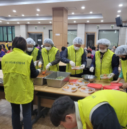 평동 지역사회보장협의체가 사랑의 119 반찬 봉사를 하고 있다.