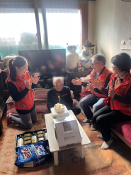 홀몸어르신 생신상과 선물을 전달하며 축하하는 시간