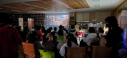 주민들이 조원1동 새마을문고에서 영화를 관람하고 있다