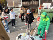 주민들에게 분리배출 방법안내