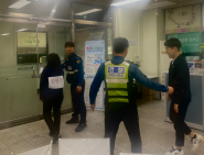 출동한 경찰에게 특이(악성)민원을 인계하는 모습