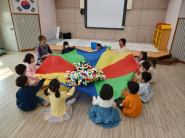 세류3동 지역사회보장협의체 재능있어빌리티사업으로 시립세류어린이집 유아들이 감각놀이를 하는 모습