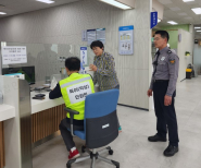 상급자가 적극 개입하여 민원인을 진정시키고 있다