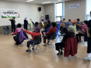 기초체력 운동프로그램에 참여하고 있는 모습