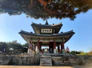 수원 시내를 한 눈에 내려다 볼 수 있는 팔달산 정상에 자리한 '서장대'