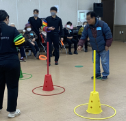 기초체력 운동프로그램을 활동하고 있는 모습