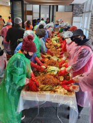 금곡동 통장을 비롯한 주민들이 모여 이웃 나눔을 위한 김장 김치를 담그고 있다. 