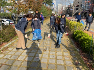 광교2동 통장협의회 단체원들이 거리에 무단투기된 쓰레기를 수거하고 있다. 