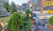 바르게살기위원회가 쌈지공원 조성을 위해 초화류를 식재하고 있다.