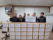 충북도민회에서 김장김치 30박스를 세류3동에 전달하고 있다.