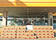 까페 벌터(대표 프로골퍼 이민영)에서 권선구에 라면 150상자를 기부하고 있다