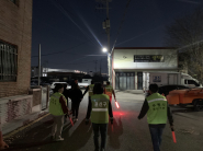 평동 방위협의회 회원들이 야간순찰을 하고 있다.
