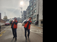 빨래를 수거하여 빨래방으로 이동하고 있습니다.