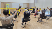 어르신들이 함께 운동 프로그램에 참여하고 있는 모습이다.