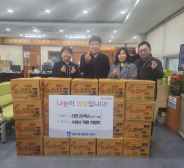 수원시 학원연합회 고진석 회장과 양은미 세류1동장이 전달식 후 기념촬영을 했다.  